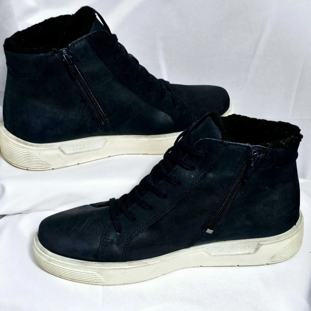 Size 38 Navy Ecco Tray Tech Sneaker